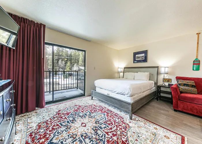 Charming King Studio Deluxe W/Balcony #233 At Donner Lake Village